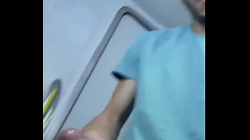 O tesão bateu durante a viagem da rt se você entraria na cabine do banheiro junto comigo