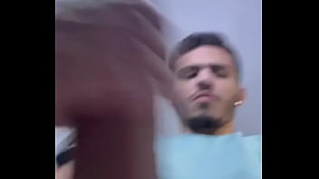 O tesão bateu durante a viagem da rt se você entraria na cabine do banheiro junto comigo