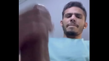 O tesão bateu durante a viagem da rt se você entraria na cabine do banheiro junto comigo