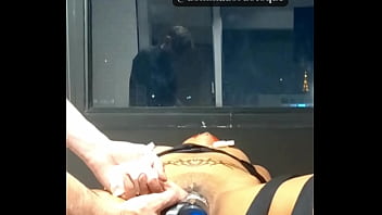 Amarrei a novinha na mesa e usei vários vibradores até ela gozar