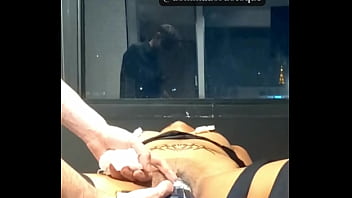 Amarrei a novinha na mesa e usei vários vibradores até ela gozar