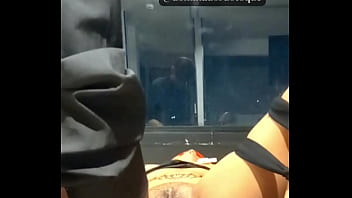 Amarrei a novinha na mesa e usei vários vibradores até ela gozar