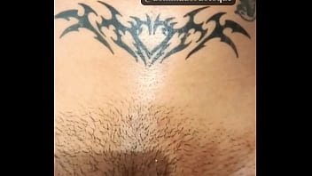 Amarrei a novinha na mesa e usei vários vibradores até ela gozar