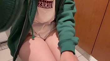 オナニーしてたら、隣の部屋にいる人にオナニーしてるのがバレそうになりました