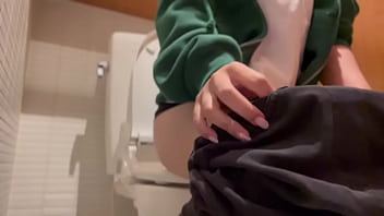 オナニーしてたら、隣の部屋にいる人にオナニーしてるのがバレそうになりました