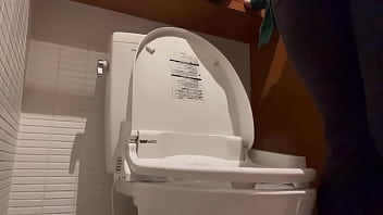 オナニーしてたら、隣の部屋にいる人にオナニーしてるのがバレそうになりました