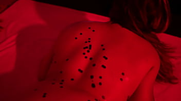 Macho do pauzão pingando vela no corpo da novinha gostosa e masturbando a bucetinha dela até ela gozar