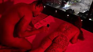 Macho do pauzão pingando vela no corpo da novinha gostosa e masturbando a bucetinha dela até ela gozar