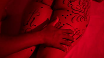 Macho do pauzão pingando vela no corpo da novinha gostosa e masturbando a bucetinha dela até ela gozar