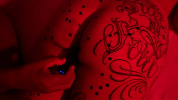 Macho do pauzão pingando vela no corpo da novinha gostosa e masturbando a bucetinha dela até ela gozar Macho do pauzão pingando vela no corpo da novinha gostosa e masturbando a bucetinha dela até ela gozar