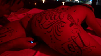 Macho do pauzão pingando vela no corpo da novinha gostosa e masturbando a bucetinha dela até ela gozar