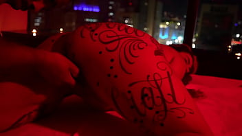 Macho do pauzão pingando vela no corpo da novinha gostosa e masturbando a bucetinha dela até ela gozar