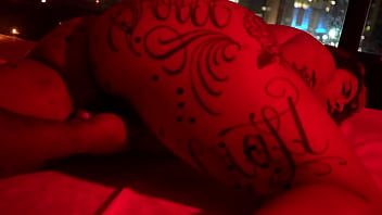 Macho do pauzão pingando vela no corpo da novinha gostosa e masturbando a bucetinha dela até ela gozar