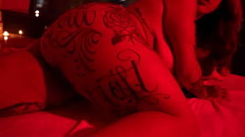 Macho do pauzão pingando vela no corpo da novinha gostosa e masturbando a bucetinha dela até ela gozar