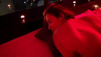 Macho do pauzão pingando vela no corpo da novinha gostosa e masturbando a bucetinha dela até ela gozar