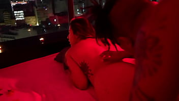 Macho do pauzão pingando vela no corpo da novinha gostosa e masturbando a bucetinha dela até ela gozar