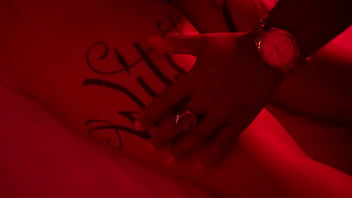 Macho do pauzão pingando vela no corpo da novinha gostosa e masturbando a bucetinha dela até ela gozar