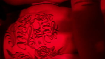 Macho do pauzão pingando vela no corpo da novinha gostosa e masturbando a bucetinha dela até ela gozar