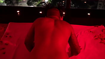 Macho do pauzão pingando vela no corpo da novinha gostosa e masturbando a bucetinha dela até ela gozar