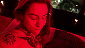 Macho do pauzão pingando vela no corpo da novinha gostosa e masturbando a bucetinha dela até ela gozar Macho do pauzão pingando vela no corpo da novinha gostosa e masturbando a bucetinha dela até ela gozar