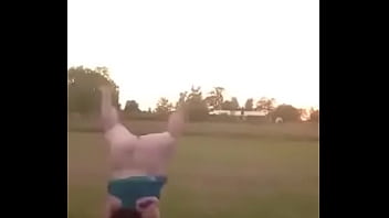 Big girl doin cartwheel