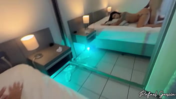 Veja essa gostosa safada que adora tomar banho de mandeira e ganhar surra de rola de quatro na cama