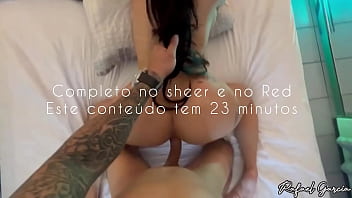 Veja essa gostosa safada que adora tomar banho de mandeira e ganhar surra de rola de quatro na cama