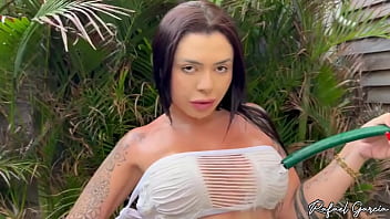 Veja essa gostosa safada que adora tomar banho de mandeira e ganhar surra de rola de quatro na cama