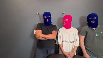 Hotwife flaquita es cogida en un gangbang enfrente de su esposo