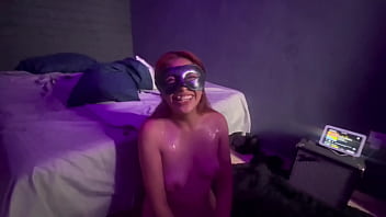 Hotwife flaquita es cogida en un gangbang enfrente de su esposo