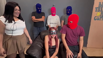 Hotwife flaquita es cogida en un gangbang enfrente de su esposo