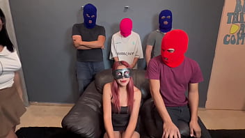 Hotwife flaquita es cogida en un gangbang enfrente de su esposo