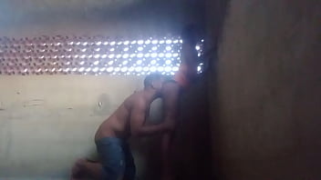 Dei gostoso no meu terraço para o marido da minha amiga