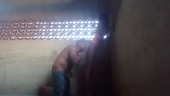 Dei gostoso no meu terraço para o marido da minha amiga