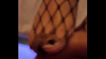 Gozando nos pezinhos da morena