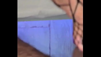 Gozando nos pezinhos da morena