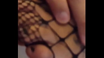 Gozando nos pezinhos da morena