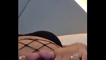 Gozando nos pezinhos da morena