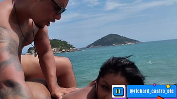 Novinha safada não resistiu e acabamos fudendo na praia completo no red