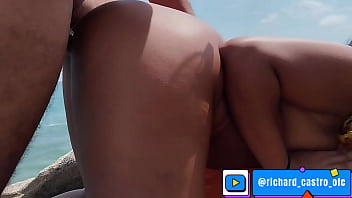 Novinha safada não resistiu e acabamos fudendo na praia completo no red