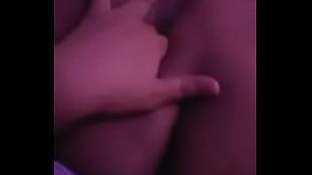 Se metió los dedos algo bien