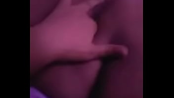 Se metió los dedos algo bien