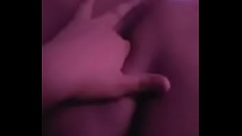 Se metió los dedos algo bien