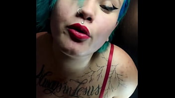 Novinha brincando com o cuzinho