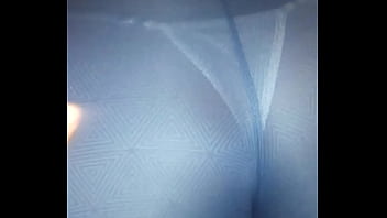 Mostrando tanga blanca