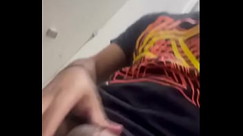 Batendo punheta amaciando essa pica grossa do tronco até a cabeça até gozar no banheiro do bar