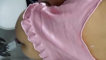 Encuentro a mi hijastra masturbandose con su cepillo de dientes y aprovecho la oportunidad para meterle mi verga directo al coño para quitarle la calentura