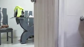 Encuentro a mi hijastra masturbandose con su cepillo de dientes y aprovecho la oportunidad para meterle mi verga directo al coño para quitarle la calentura