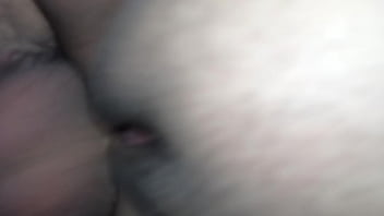 Me la doy en cuatro mientras sus padres no están en casa