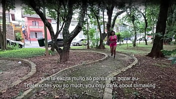 No parque correndo e escorrendo mel da bucetinha e melando tudo